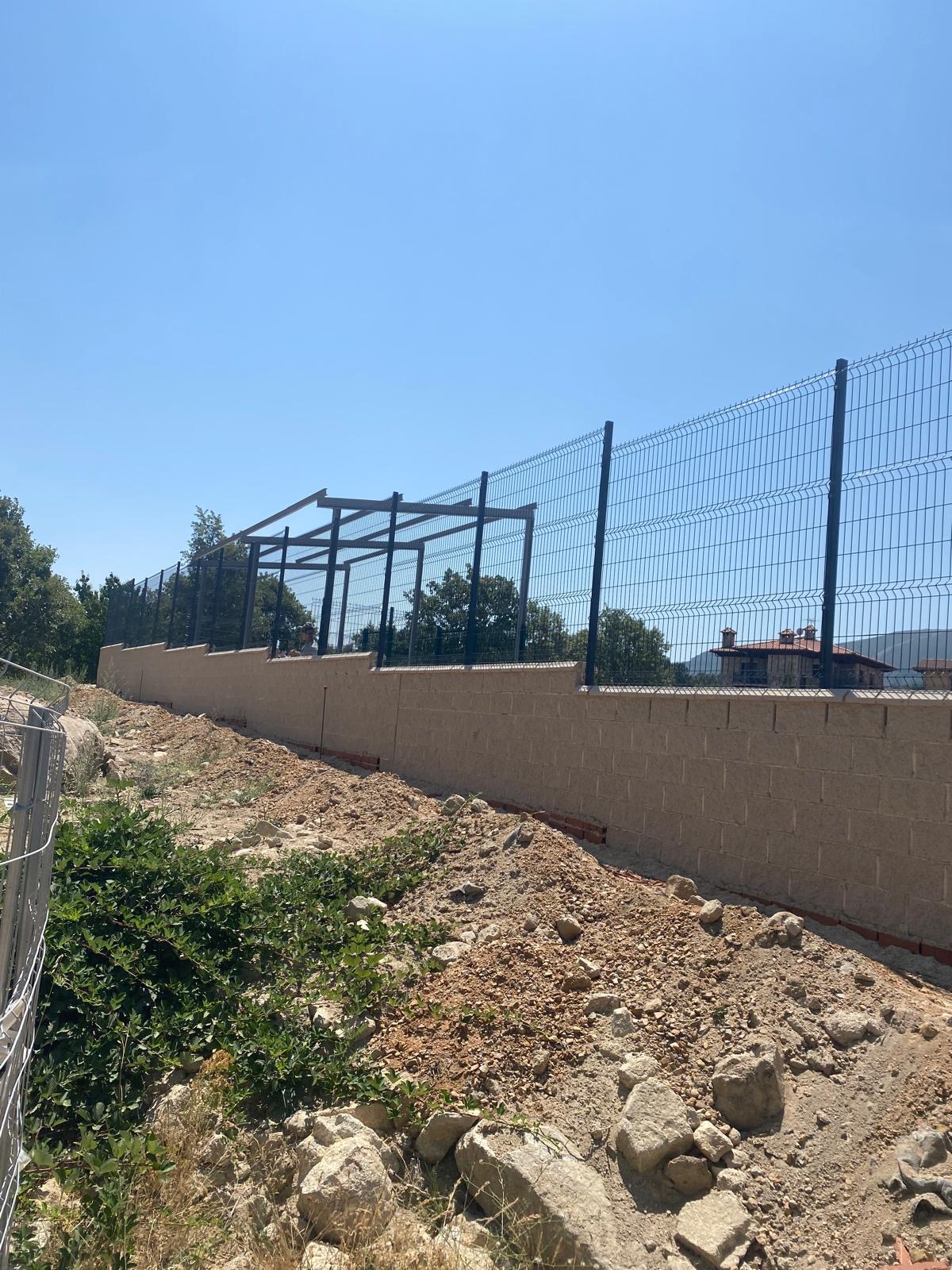 Cerramiento de panel plegado sobre muro de bloques