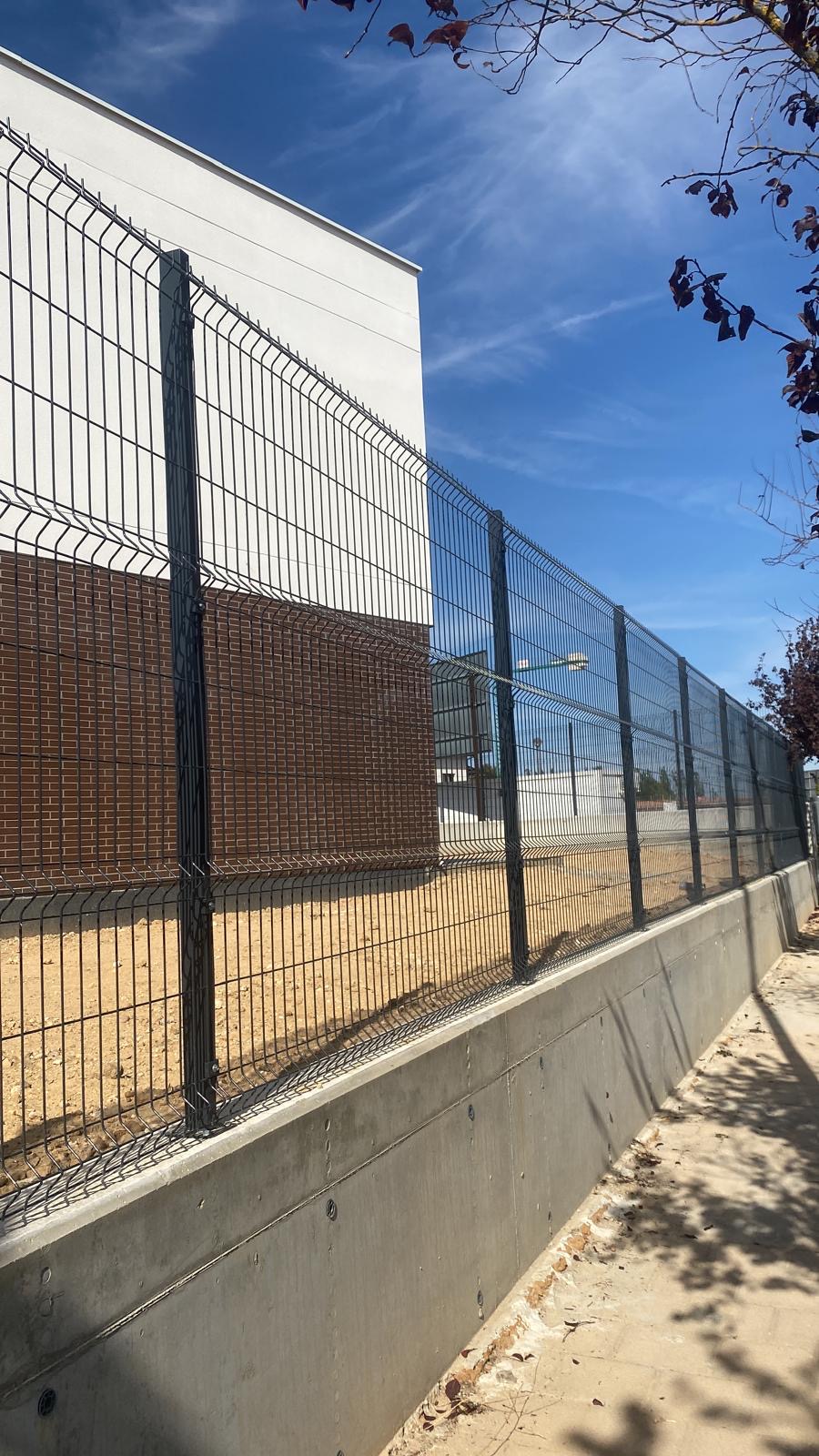 Detalle de los pliegues y postes de un vallado de panel plegado gris